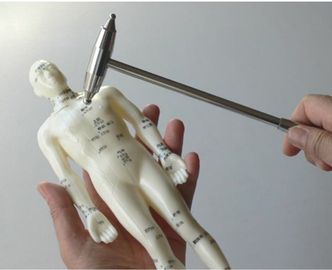 Pratique Tong Ren - Mannequin acupuncture et marteau magnétique